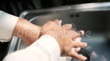 女人用肥皂在<strong>水槽</strong>上的<strong>流水</strong>下洗手。 卫生保健理念..